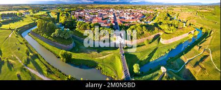 Die Stadt Palmanova mit ihren Verteidigungsmauern und Schützengräben bietet einen unvergleichlichen Panoramablick und gehört zum UNESCO-Weltkulturerbe in der italienischen Region Friaul-Julisch Venetien Stockfoto