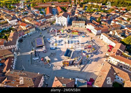 Stadt Palmanova zentraler sechseckiger Platz und Spaß Park aus der Vogelperspektive, Friaul-Julisch Venetien Region von Italien Stockfoto