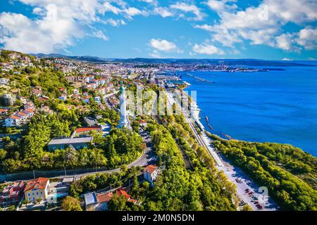 Triester Leuchtturm Phare de la Victoire und Stadtbild Panorama Luftbild, Friaul Julisch Venetien Region von Italien Stockfoto