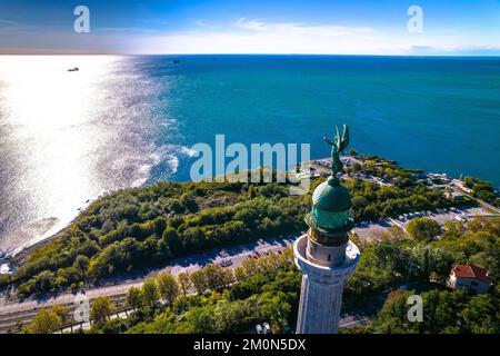 Leuchtturm von Triest Phare de la Victoire und Adriatisches Meer aus der Vogelperspektive, Region Friaul-Julisch Venetien in Italien Stockfoto