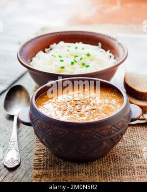 Kapustnyak - traditionelle ukrainische Wintersuppe mit Sauerkraut und Hirse, obligatorisches Gericht am Heiligabend Stockfoto