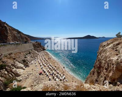 Blick auf den Strand von Kaputas vom Ufer aus Panoramablick über den Strand in der Schlucht des Ägäischen Meeres von einem Vogelperspektive wilden Strand mit azurblauem Wasser Stockfoto