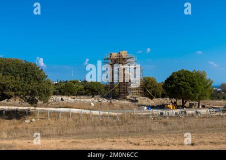 Monte Smith Akropolis von Rhodos. Ein Teil des dreieinhalb Säulen umfassenden peripteralen Tempels wurde wiederaufgebaut, wird aber jetzt von einem Stahlgerüst unterstützt. Stockfoto