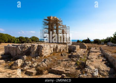 Monte Smith Akropolis von Rhodos. Ein Teil des dreieinhalb Säulen umfassenden peripteralen Tempels wurde wiederaufgebaut, wird aber jetzt von einem Stahlgerüst unterstützt. Stockfoto