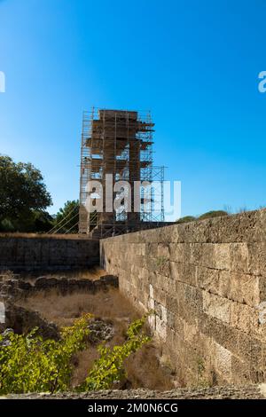 Monte Smith Akropolis von Rhodos. Ein Teil des dreieinhalb Säulen umfassenden peripteralen Tempels wurde wiederaufgebaut, wird aber jetzt von einem Stahlgerüst unterstützt. Stockfoto