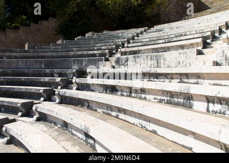 Odeon-Theater mit Marmorstühlen und Treppen. Die Akropolis von Rhodos. Monte Smith Hill, Insel Rhodos, Griechenland Stockfoto