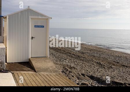 Öffentliche Toilette am Strand in Spanien Stockfoto