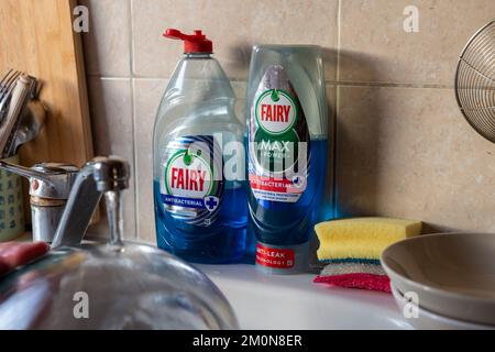 Nach London. GROSSBRITANNIEN - 12.07.2022. Eine Flasche antibakterielles Geschirrspülmittel von Fairy Max und Fairy neben einem Spülbecken. Stockfoto