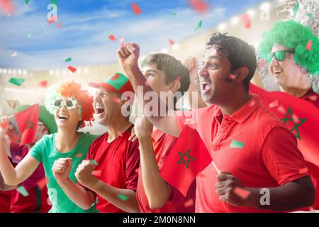 Marokkanischer Fußballfan im Stadion. Marokkanische Fans auf dem Fußballfeld, die das Team spielen sehen. Gruppe von FO Stockfoto