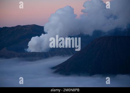 Luftaufnahme des Mount Bromo bei Sonnenaufgang über Wolken, aktiver Vulkan in Ost-Java, Indonesien. Stockfoto