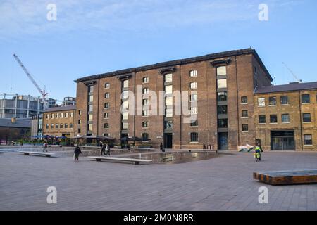 London, Vereinigtes Königreich, 7. Dezember 2022. Zentrum von Saint Martins am Granary Square, King's Cross. Stockfoto