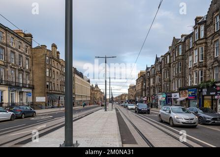 Leith Walk, Edinburgh, Schottland, Großbritannien, 7.. Dezember 2022. Straßenbahnen nach Newhaven: Die Arbeiten am Abschnitt der Straßenbahnlinien am Leith Walk sind fast abgeschlossen, und die Stromkabel sind jetzt installiert. Die Bauarbeiten haben mehr als 3 Jahre lang zu Verkehrsstörungen geführt. Kredit: Sally Anderson/Alamy Live News Stockfoto