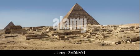 Panoramablick auf die Pyramiden von Chephren und Chufu auf dem Gizeh-Plateau vom südlichen Mastabafeld aus, Kairo, Ägypten Stockfoto