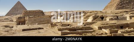 Panoramablick auf die Pyramiden von Chephren und Chufu auf dem Gizeh-Plateau vom südlichen Mastabafeld aus, Kairo, Ägypten Stockfoto