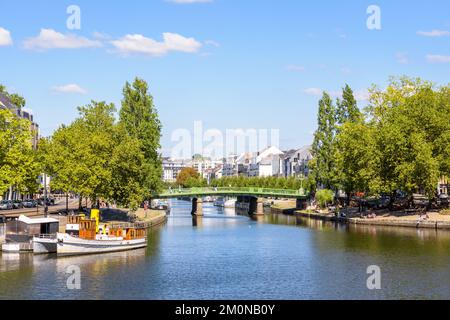 Allgemeiner Blick auf die Saint-Mihiel-Brücke auf dem Erdre in Nantes, Frankreich, mit Booten, die an einem sonnigen Sommertag am Dock festgemacht sind. Stockfoto
