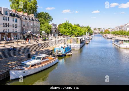 Allgemeiner Blick auf den Erdre in Nantes, Frankreich, mit Hausbooten und Vergnügungsbooten, die an einem sonnigen Sommertag am Dock festgemacht sind. Stockfoto