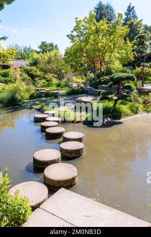 Die Insel Versailles ist eine künstliche Insel am Erdre in Nantes, Frankreich, die in einem japanischen Garten angelegt ist. Stockfoto