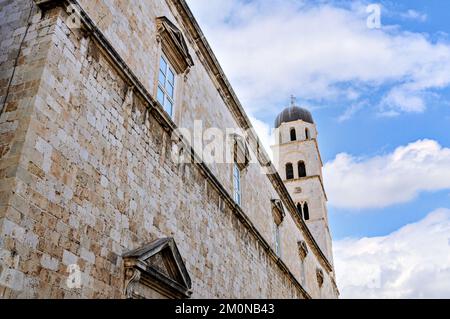 Stradum (Platz), Hauptstraße in der Altstadt von Dubrovnik, Kroatien, neben der Franziskanerkloster-Kirche Stockfoto