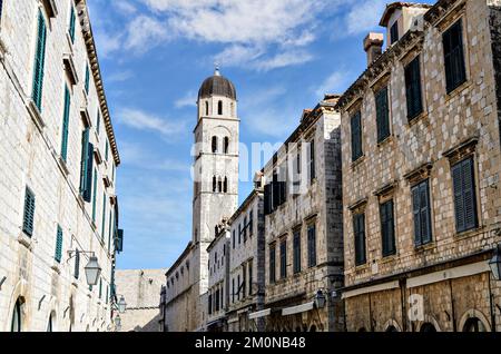 Stradum (Platz), Hauptstraße in der Altstadt von Dubrovnik, Kroatien, neben der Franziskanerkloster-Kirche Stockfoto