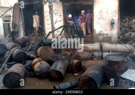 Hyderabad, Pakistan, 07/12/2022, Ansicht des Standorts nach einem Brandausbruch in den Lagerhäusern aufgrund unbekannter Gründe nach einem Brandausbruch, am Mittwoch, 07. Dezember 2022 in der Gegend der Shershah Alam Road in Karatschi. Stockfoto