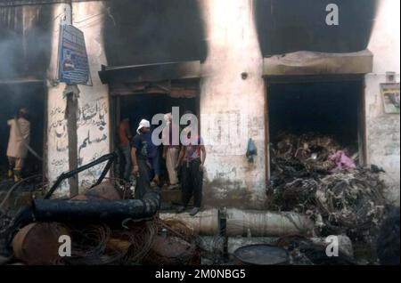 Hyderabad, Pakistan, 07/12/2022, Ansicht des Standorts nach einem Brandausbruch in den Lagerhäusern aufgrund unbekannter Gründe nach einem Brandausbruch, am Mittwoch, 07. Dezember 2022 in der Gegend der Shershah Alam Road in Karatschi. Stockfoto