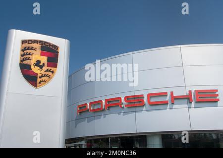 LOS ANGELES, Kalifornien, USA - 31. JULI 2016: Außenansicht und Markenlogo des Porsche Autohauses. Stockfoto