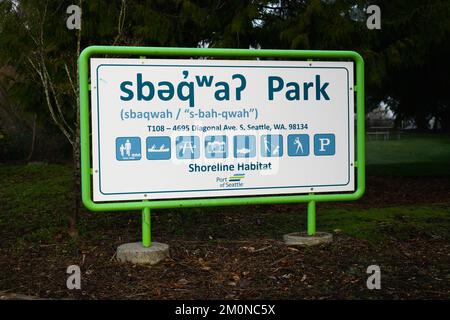 Seattle - 06. März 2022; Schild für Sbaqwah Park Ufer Habitat in der Stadt Seattle Stockfoto