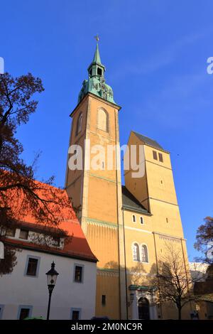 Oktober 30 2022 - Freiberg, Sachsen in Deutschland: Die Gegend um den Freiberger Markt an einem Sonntagnachmittag Stockfoto