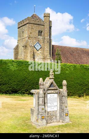 Battle East Sussex französisches Denkmal für König Harold Harold Godwinson in Battle Abbey Grounds und St. Mary die Jungfrau Kirche Battle East Sussex England Stockfoto