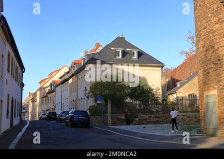 Oktober 30 2022 - Freiberg, Sachsen in Deutschland: Die Gegend um den Freiberger Markt an einem Sonntagnachmittag Stockfoto