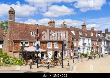 Battle East Sussex Burtons Teestuben und Geschäfte auf der High Street Battle High Street in der antiken Stadt Battle East Sussex England Großbritannien GB Europa Stockfoto