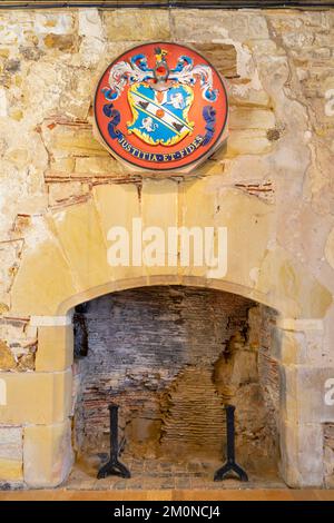 Battle Abbey East Sussex Schild über dem Kamin in Battle Abbey Faith and Justice oder Justitia et Fides Battle Sussex England GB Europa Stockfoto