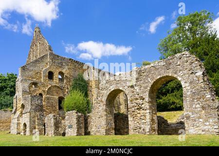 Battle Abbey Battle East Sussex Ruinen von Battle Abbey Mönche Schlafsäle und Latrinenblöcke im Battle Abbey Battle East Sussex England GB Europa Stockfoto