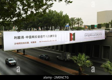 Riad, Saudi-Arabien. 7.. Dezember 2022. Dieses Foto zeigt eine Bildschirmanzeige über den China-Arab States Summit auf einer Straße in Riad, Saudi-Arabien, am 7. Dezember 2022. Das erste Gipfeltreffen zwischen China und den arabischen Staaten und das Gipfeltreffen zwischen China und dem Golf-Kooperationsrat werden in Riad stattfinden. Kredit: Sui Xiankai/Xinhua/Alamy Live News Stockfoto