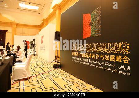 Riad, Saudi-Arabien. 7.. Dezember 2022. Dieses Foto zeigt eine Tafel über den China-Gulf Cooperation Council-Gipfel in einem Media Center in Riad, Saudi-Arabien, am 7. Dezember 2022. Das erste Gipfeltreffen zwischen China und den arabischen Staaten und das Gipfeltreffen zwischen China und dem Golf-Kooperationsrat werden in Riad stattfinden. Kredit: Sui Xiankai/Xinhua/Alamy Live News Stockfoto