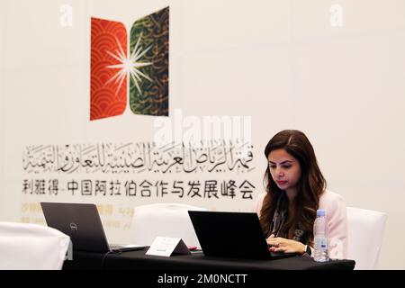 Riad, Saudi-Arabien. 7.. Dezember 2022. Ein Journalist arbeitet am 7. Dezember 2022 in einem Medienzentrum in Riad, Saudi-Arabien. Das erste Gipfeltreffen zwischen China und den arabischen Staaten und das Gipfeltreffen zwischen China und dem Golf-Kooperationsrat werden in Riad stattfinden. Kredit: Wang Dongzhen/Xinhua/Alamy Live News Stockfoto