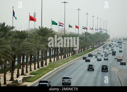 Riad, Saudi-Arabien. 7.. Dezember 2022. Dieses Foto zeigt einen Blick auf die Straße in Riad, Saudi-Arabien, 7. Dezember 2022. Das erste Gipfeltreffen zwischen China und den arabischen Staaten und das Gipfeltreffen zwischen China und dem Golf-Kooperationsrat werden in Riad stattfinden. Kredit: Wang Dongzhen/Xinhua/Alamy Live News Stockfoto