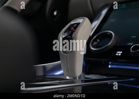 Eine Nahaufnahme des Schalthebels eines Range Rover Sport SVR in beigefarbenem Leder Stockfoto