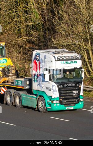 T.P. HALLIGAN SCANIA SUPER STGO CAT2 LKW und Tieflader mit INSGESAMT GEMIETETEM KOMATSU Hydraulikbagger auf der Autobahn M61 UK. Stockfoto