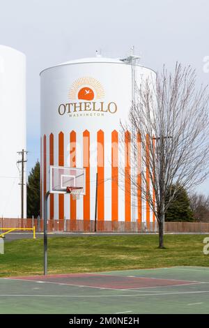 Othello, WA, USA - 24. März 2022; Othello Wassertank mit Name und Logo hinter dem Basketballfeld Stockfoto