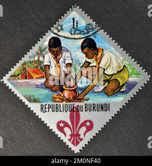 Abgesagte Briefmarke von Burundi, die Scouts zeigt, ca. 1967. Stockfoto