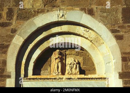 Fossacesia - Abruzzen - mittelalterliche Kirche von San Giovanni in Venere: Detail der Lünette auf dem Hauptportal Stockfoto