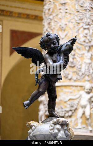 Brunnen, Cherub mit Delfin, von Andrea del Verrocchio Courtyard Palazzo Vecchio, Florenz, Toskana, Italien, Europa Stockfoto