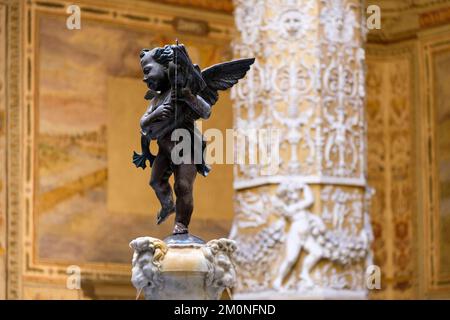 Brunnen, Cherub mit Delfin, von Andrea del Verrocchio Courtyard Palazzo Vecchio, Florenz, Toskana, Italien, Europa Stockfoto