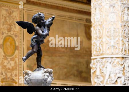 Brunnen, Cherub mit Delfin, von Andrea del Verrocchio Courtyard Palazzo Vecchio, Florenz, Toskana, Italien, Europa Stockfoto