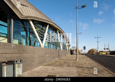 Hanley-Stoke-on-Trent, Staffordshire-Großbritannien April 21,2022 Nahaufnahme des Busbahnhofs Hanley mit seinem futuristischen Metall- und Glasdesign Stockfoto