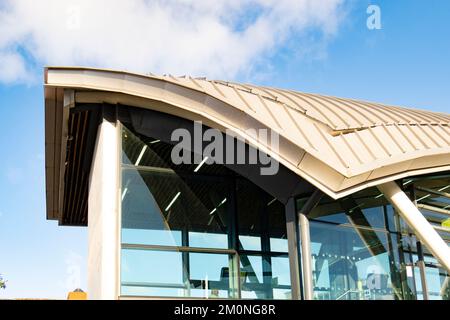 Hanley-Stoke-on-Trent, Staffordshire-Großbritannien April 21,2022 Nahaufnahme des Busbahnhofs Hanley mit seinem futuristischen Metall- und Glasdesign Stockfoto