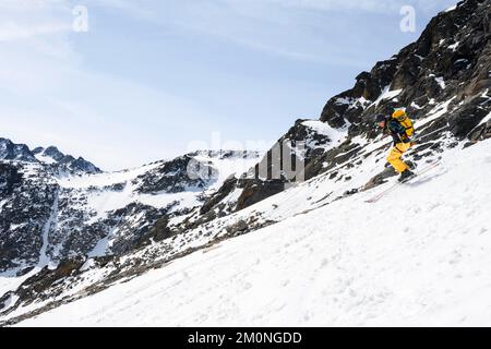 Skitouristen, die einen steilen Hang hinabfahren, Stubai-Alpen, Tirol, Österreich, Europa Stockfoto