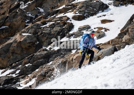 Skitouristen, die einen steilen Hang hinabfahren, Berge im Winter, Stubai-Alpen, Tirol, Österreich, Europa Stockfoto