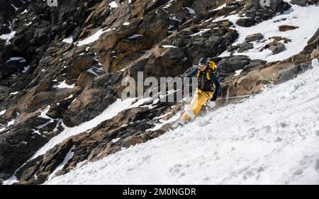 Skitouristen, die einen steilen Hang hinabfahren, Stubai-Alpen, Tirol, Österreich, Europa Stockfoto